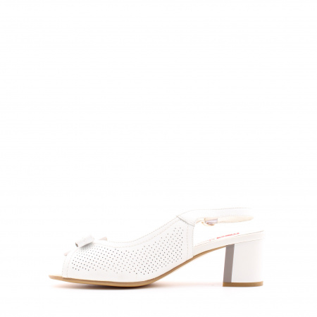 Белые открытые босоножки с перфорацией Health Shoes