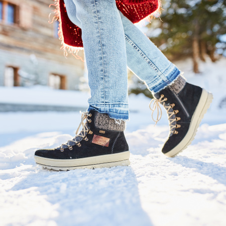 Ботинки на белой подошве