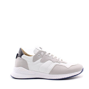 Серо-белые кроссовки с фирменным логотипом на запятнике NexPero