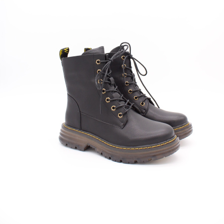 Высокие ботинки прошитые желтой ниткой TOFA