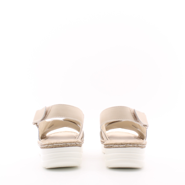 Светлые босоножки на танкетке BONAVI