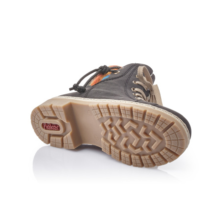 Ботинки с ярким декором