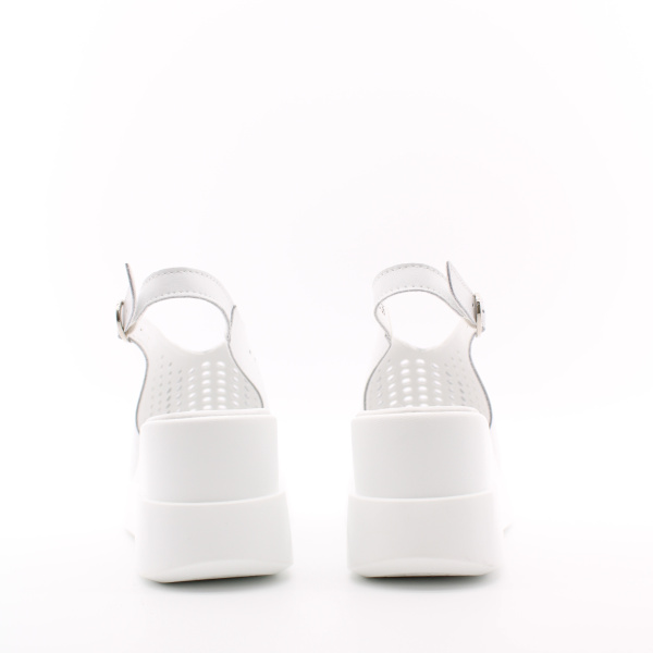 Белые босоножки на танкетке с круглой перфорацией BADEN