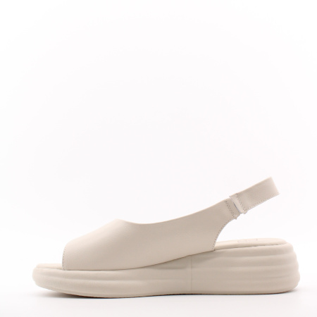 MADELLA босоножки бежевого цвета