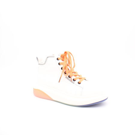Белые ботинки с оранжевой шнуровкой MADELLA