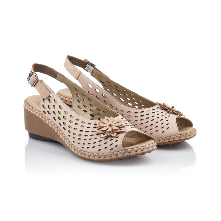 Босоножки с перфорацией и цветком
