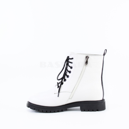 Белые ботинки с декором