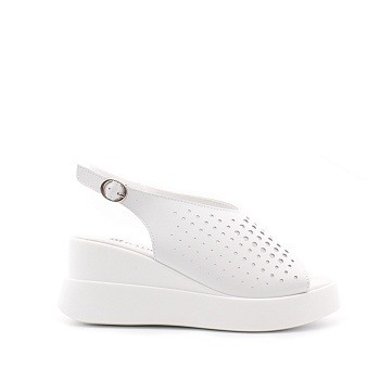 Белые босоножки на танкетке с круглой перфорацией BADEN