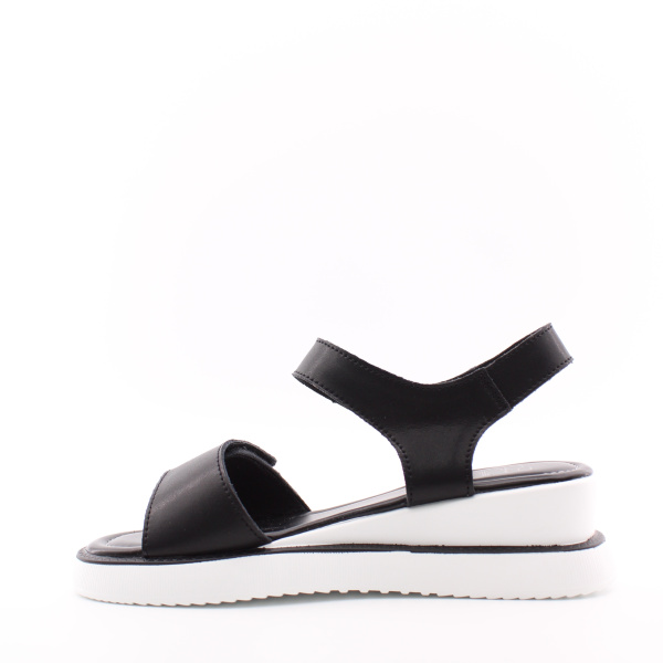 Чёрные босоножки на белой танкетке MADELLA