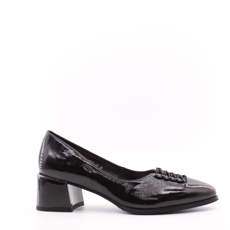 Лаковые черные туфли с декором BADEN