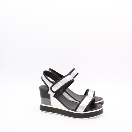 Серебрянные босоножки на танкетке TOFA