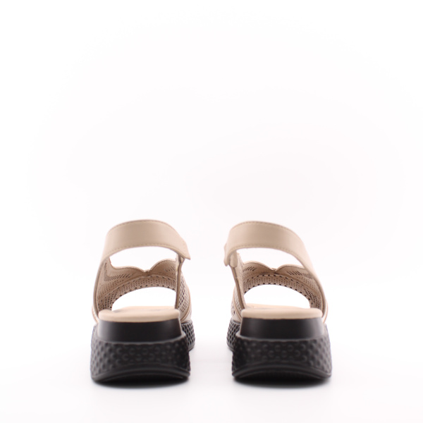 Бежевые босоножки на чёрной платформе MADELLA