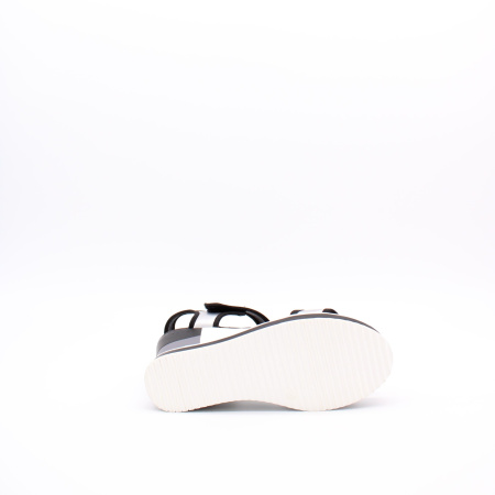 Серебрянные босоножки на танкетке TOFA