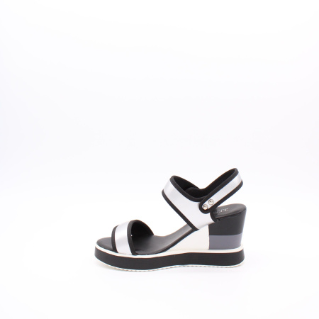 Серебрянные босоножки на танкетке TOFA