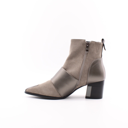 Замшевые ботильоны с кожаными вставками 