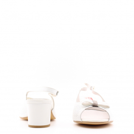 Белые открытые босоножки с перфорацией Health Shoes