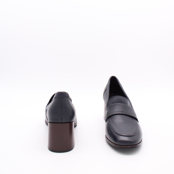 Лоферы на среднем каблуке MADELLA