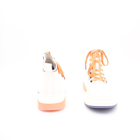 Белые ботинки с оранжевой шнуровкой MADELLA