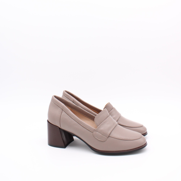 Лоферы на среднем каблуке MADELLA