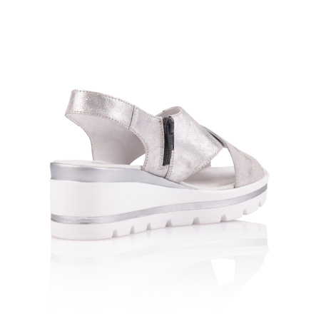 Серебрянные босоножки на танкетке REMONTE