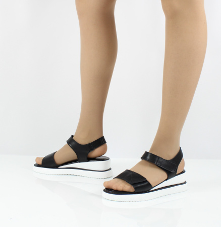 Чёрные босоножки на белой танкетке MADELLA