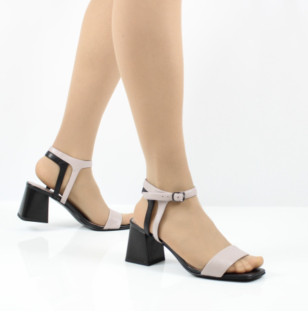 Босоножкина высоком квадратном каблуке LADY COUTURE