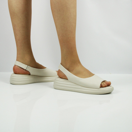 MADELLA босоножки бежевого цвета