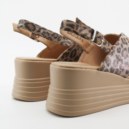 SPUR босоножки леопардовые на танкетке