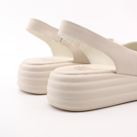 MADELLA босоножки бежевого цвета