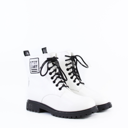 Белые ботинки с декором