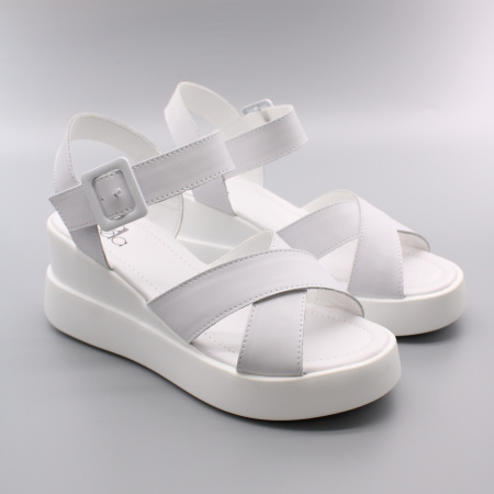 Босоножки на танкетке MADELLA