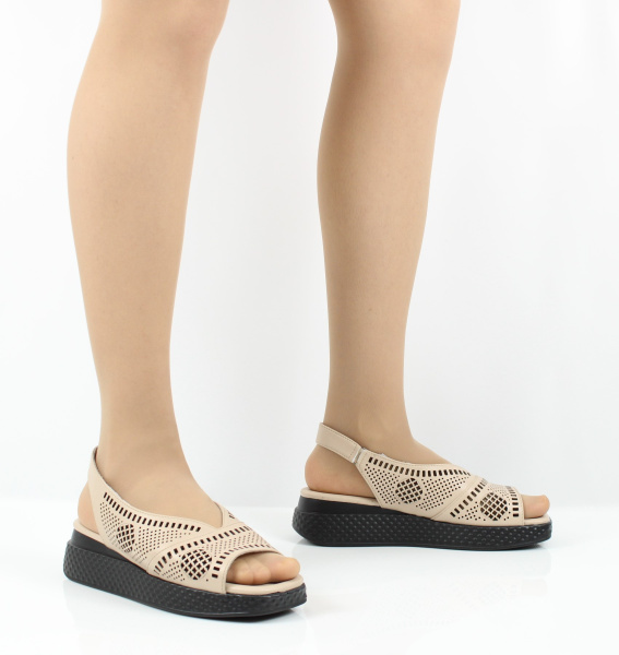 Бежевые босоножки на чёрной платформе MADELLA