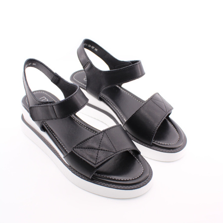 Чёрные босоножки на белой танкетке MADELLA