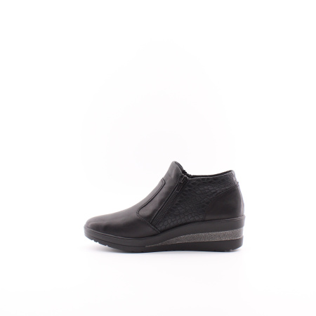 Ботинки на танкетке с декором