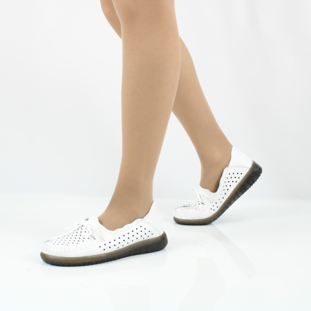 Белые перфорированные мокасины MADELLA 