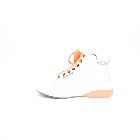 Белые ботинки с оранжевой шнуровкой MADELLA