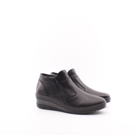 Ботинки на танкетке с декором