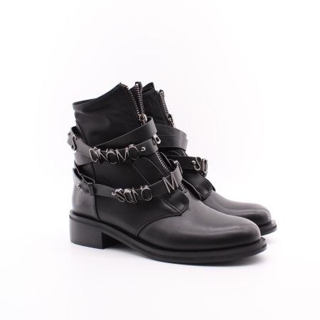 Ботинки с декоротивными ремнями