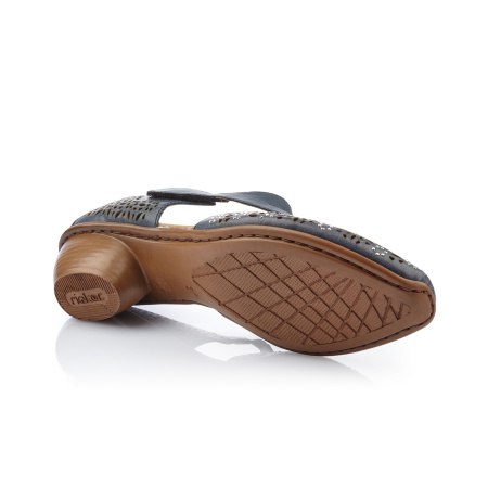 Повседневные босоножки на каблуке