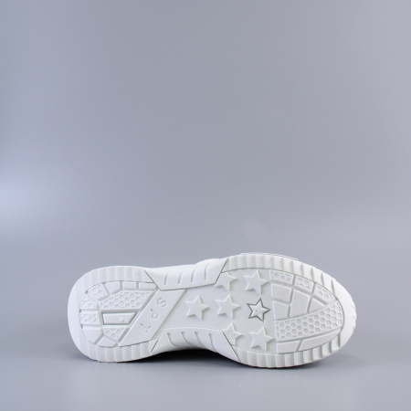 Белые спортивные ботинки