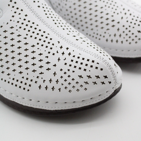 FINN LINE сабо белого цвета полностью перфорированые