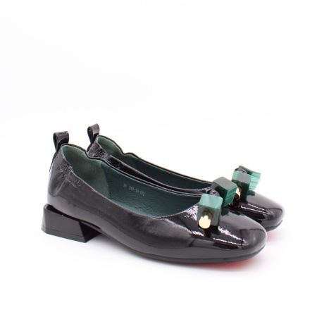 Лаковые туфли с камнями