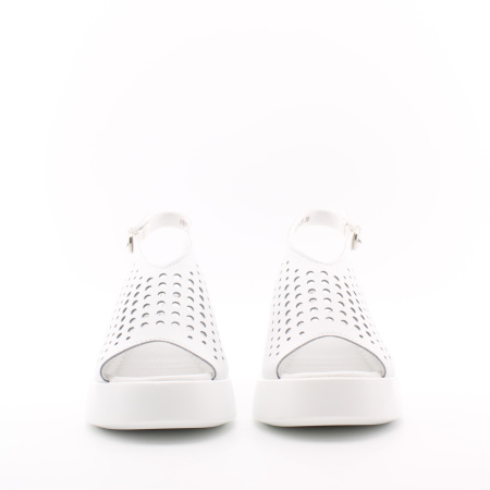 Белые босоножки на танкетке с круглой перфорацией BADEN