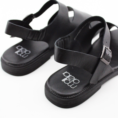 MADELLA  кожаные сандалии с асимметричными ремешками