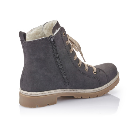 Ботинки с ярким декором