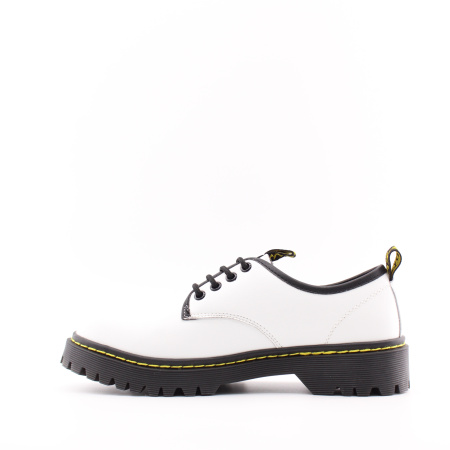 Белые полуботинки на черной подошве MADELLA