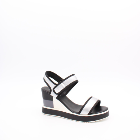 Серебрянные босоножки на танкетке TOFA