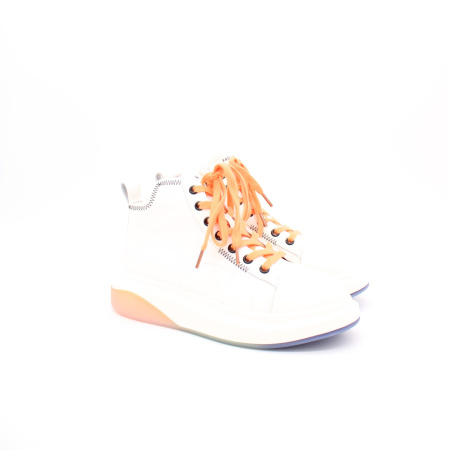 Белые ботинки с оранжевой шнуровкой MADELLA