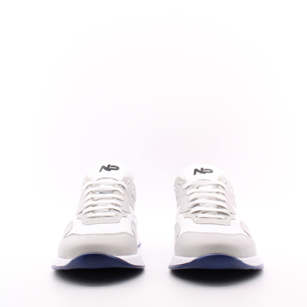 Серо-белые кроссовки с фирменным логотипом на запятнике NexPero