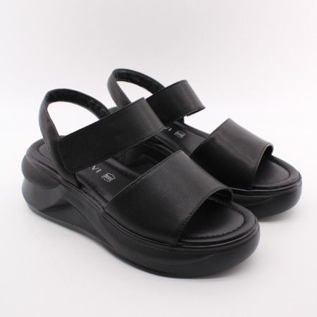 Босоножки на высокой танкетке LUKME